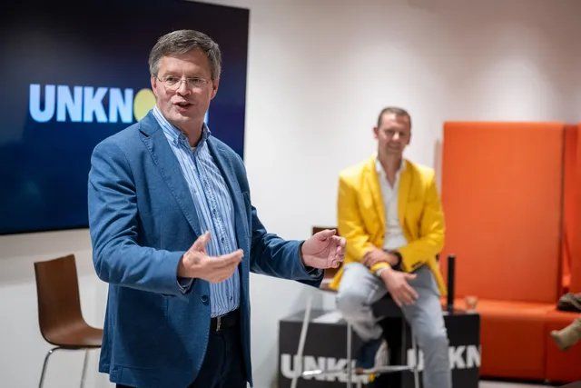 A speaker on stage at Titaan