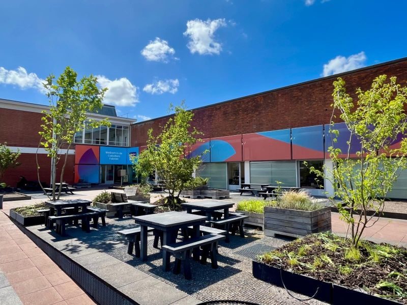 Caballero Fabriek courtyard with picnic tables and planting